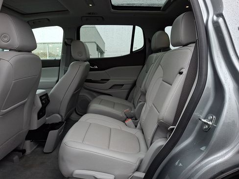 Certified 2023 GMC Acadia SLT w/ Technology Package AWD/4WD image 10
