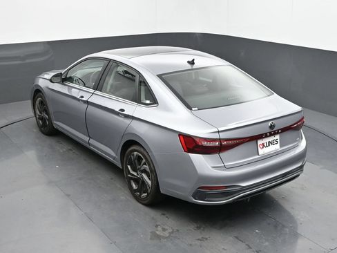 Used 2025 Volkswagen Jetta SE FWD image 21
