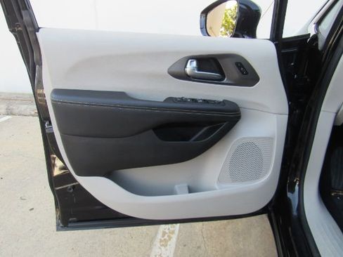 Used 2024 Chrysler Pacifica Touring-L image 13