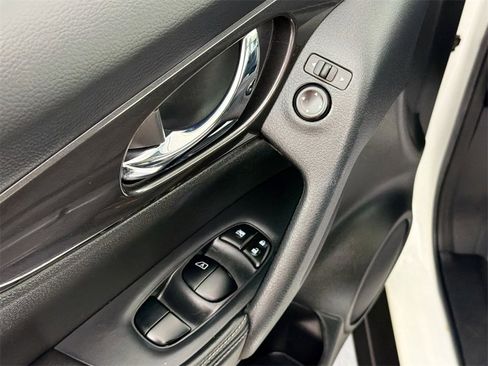 Used 2020 Nissan Rogue S image 17