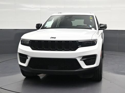 Used 2024 Jeep Grand Cherokee Altitude AWD/4WD image 6