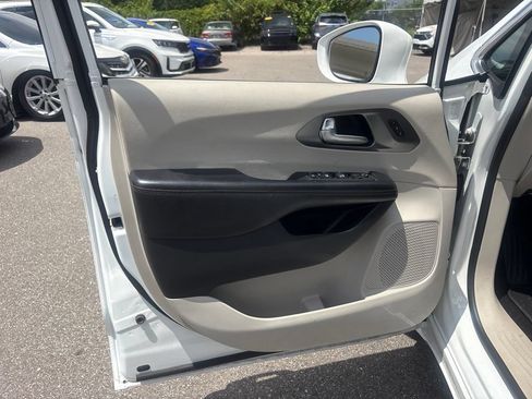Used 2020 Chrysler Pacifica Touring-L FWD image 10