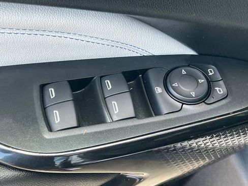 Used 2025 Chevrolet Trax LT w/ LT Convenience Package image 12