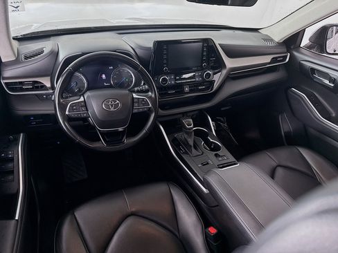Certified 2021 Toyota Highlander XLE AWD/4WD image 19