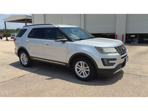 Used 2016 Ford Explorer XLT w/ Equipment Group 201A FWD image 2