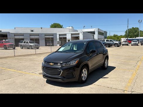 Used 2022 Chevrolet Trax LS w/ Tint and Cruise Package FWD image 2