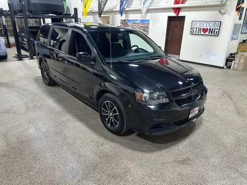 Used 2017 Dodge Grand Caravan SE image 5