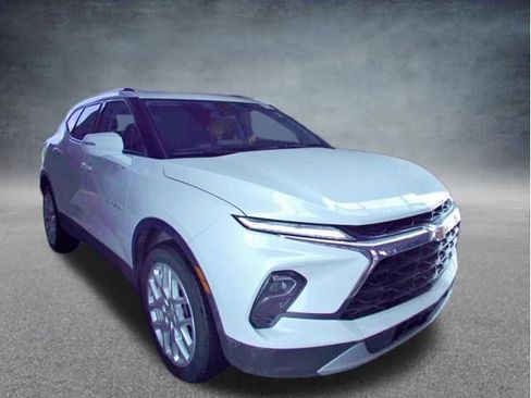 Used 2024 Chevrolet Blazer LT FWD image 2