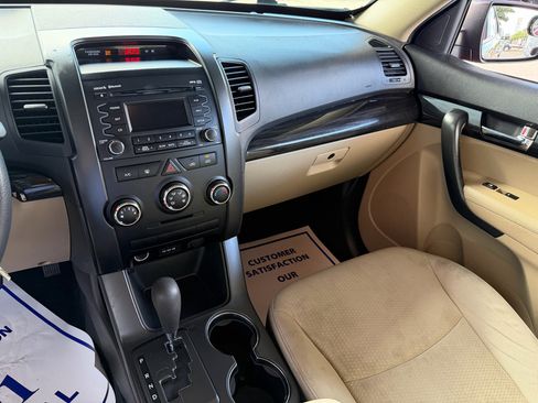 Used 2011 Kia Sorento LX image 12