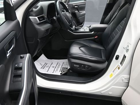 Used 2021 Toyota Highlander XLE FWD image 17