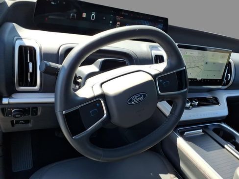 Used 2025 Ford Expedition Active AWD/4WD image 22