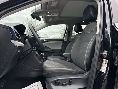 Used 2023 Volkswagen Taos SE w/ Panoramic Sunroof Package image 12