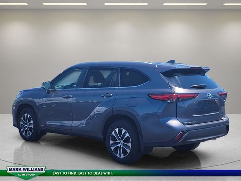 Used 2023 Toyota Highlander XLE AWD/4WD image 6