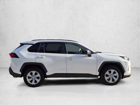 Used 2020 Toyota RAV4 LE FWD image 4