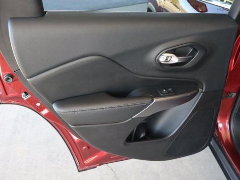 Used 2019 Jeep Cherokee Limited image 41