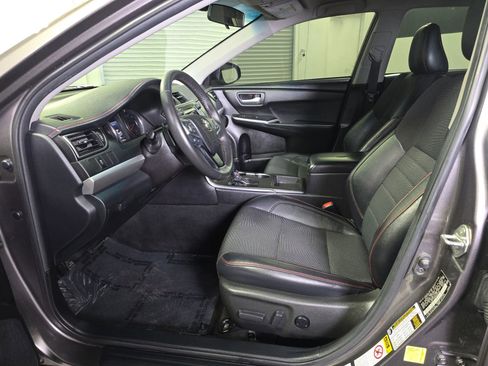 Used 2017 Toyota Camry SE FWD image 9