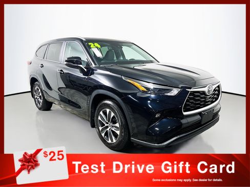 Used 2024 Toyota Highlander XLE image 1
