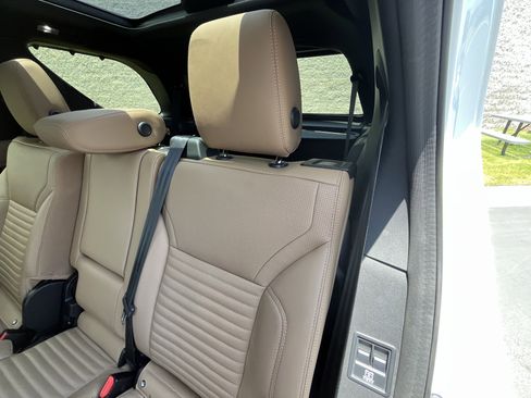 Certified 2023 Land Rover Discovery Metropolitan Edition AWD/4WD image 29