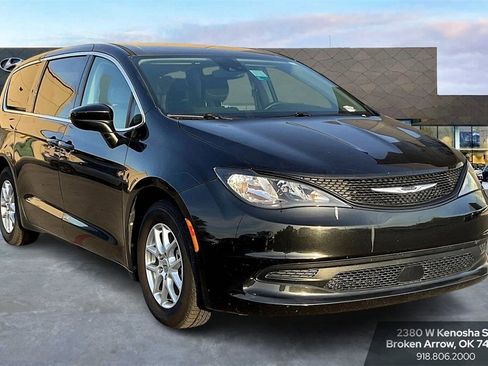 Used 2023 Chrysler Voyager LX image 2