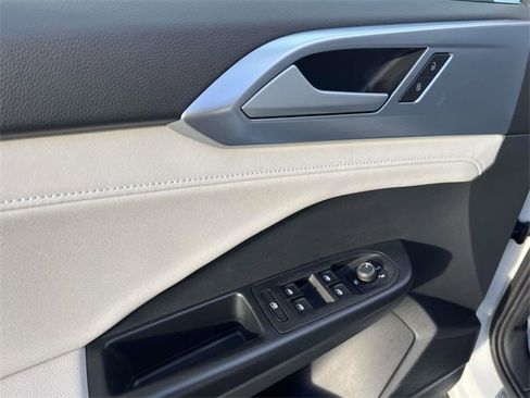 Used 2025 Volkswagen Taos SE image 17