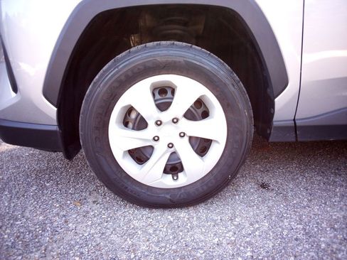 Used 2024 Toyota RAV4 LE image 27