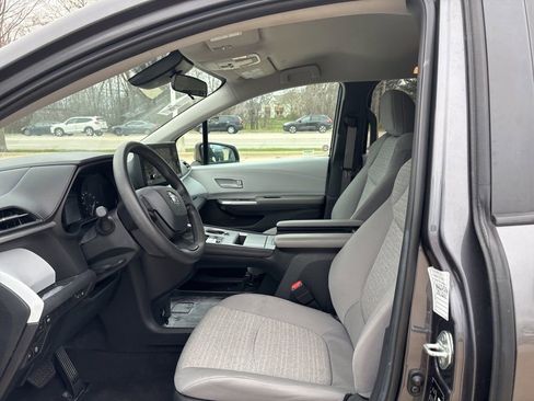 Used 2025 Toyota Sienna LE FWD image 12