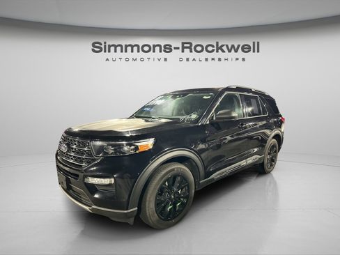 Used 2023 Ford Explorer XLT image 6