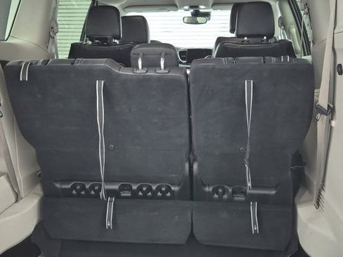 Used 2022 Chrysler Pacifica Touring-L image 8