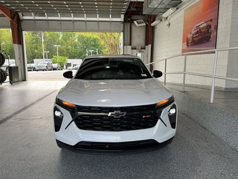 Used 2024 Chevrolet Trax RS w/ Sunroof Package image 2