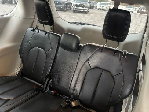 Used 2022 Chrysler Pacifica Touring-L FWD image 16