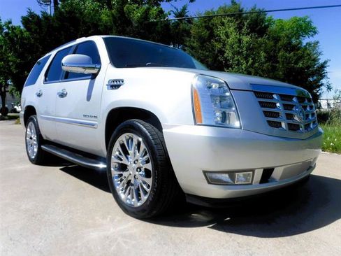 Used 2011 Cadillac Escalade Luxury image 3