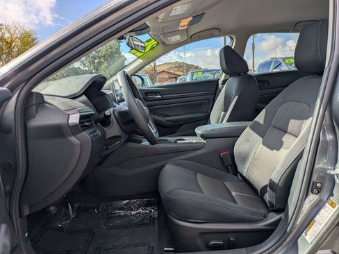 Used 2025 Nissan Altima 2.5 SV FWD image 14