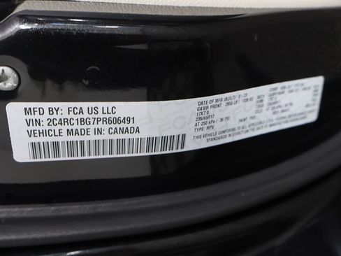 Used 2023 Chrysler Pacifica Touring-L FWD image 47