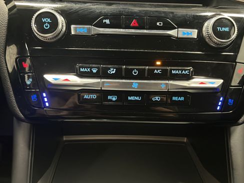 Used 2023 Ford Explorer Limited w/ Hybrid Equipment Group 310A AWD/4WD image 17
