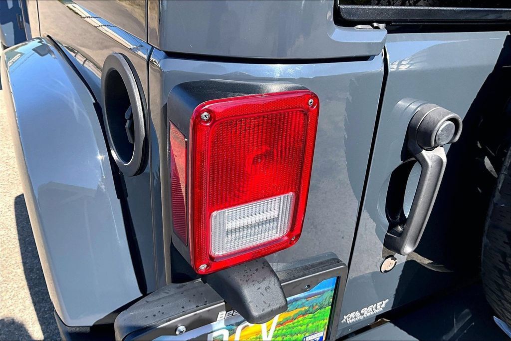 Used 2017 Jeep Wrangler Unlimited Sahara w/ Connectivity Group AWD/4WD image 28