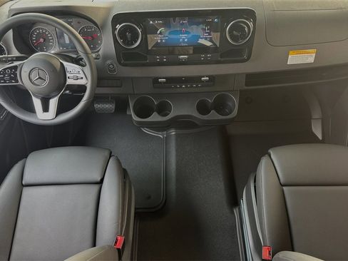 Used 2024 Mercedes-Benz Sprinter 2500 image 12
