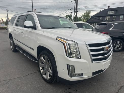 Used 2019 Cadillac Escalade ESV Luxury AWD/4WD image 2