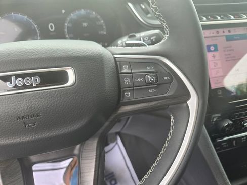 Used 2025 Jeep Grand Cherokee Limited RWD image 16