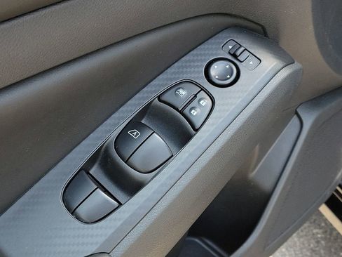 Used 2025 Nissan Altima 2.5 SV FWD image 17