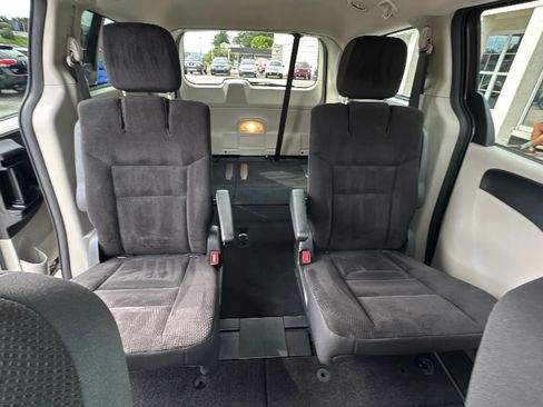 Used 2019 Dodge Grand Caravan SE w/ UConnect Hands-Free Group FWD image 28