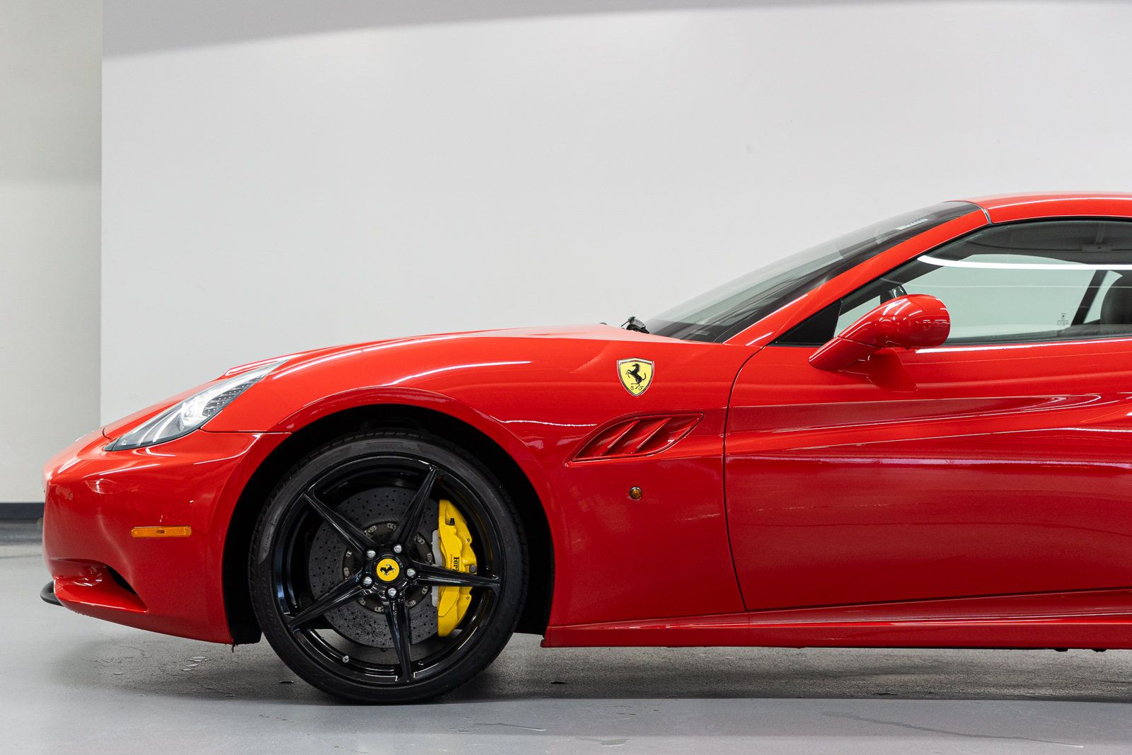 Used 2011 Ferrari California RWD image 16