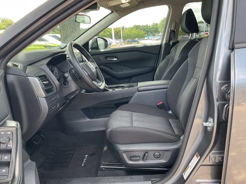Used 2025 Nissan Rogue SV FWD image 8