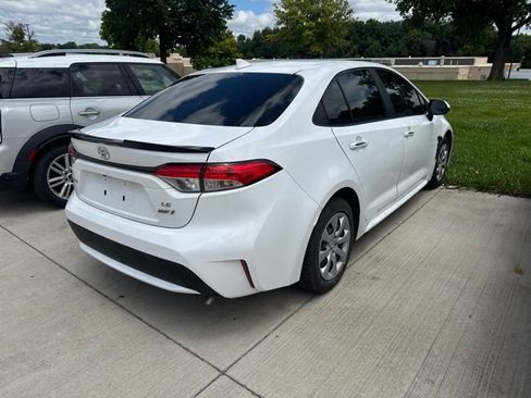 Used 2022 Toyota Corolla LE FWD image 3