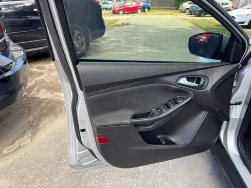 Used 2018 Ford Focus SE FWD image 11