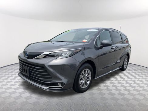 Certified 2025 Toyota Sienna XLE FWD image 3
