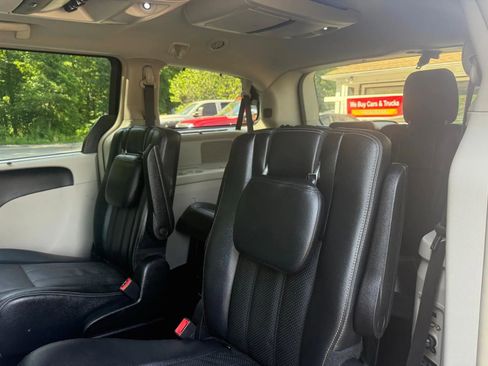Used 2014 Chrysler Town & Country Touring-L w/ Driver Convenience Group FWD image 16