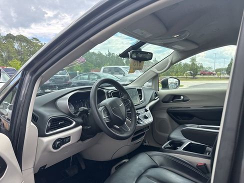 Used 2023 Chrysler Pacifica Touring-L FWD image 6