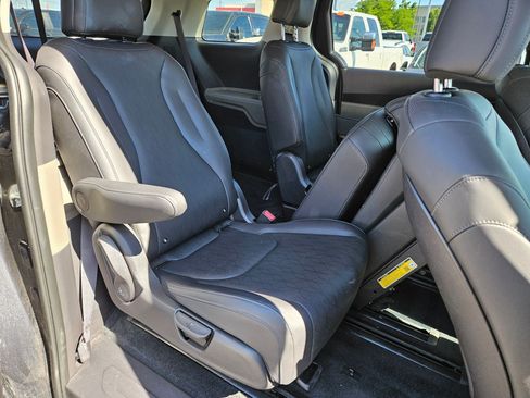 Used 2026 Kia Carnival FWD image 30