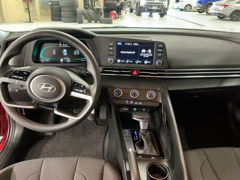Certified 2025 Hyundai Elantra SE FWD image 11