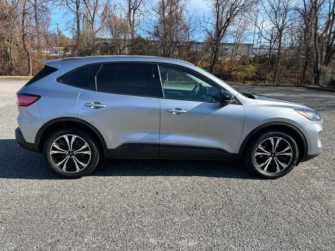 Used 2022 Ford Escape SE w/ SE Sport Appearance Package image 7